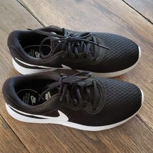 Nike Tanjun Womens Shoe
